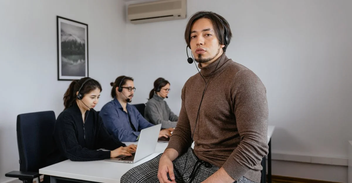 Equipe de call center focada trabalhando em conjunto em um espaço de escritório moderno, colaborando em tarefas de suporte ao cliente. Contexto: Automação de vendas, WhatsApp e CRM
