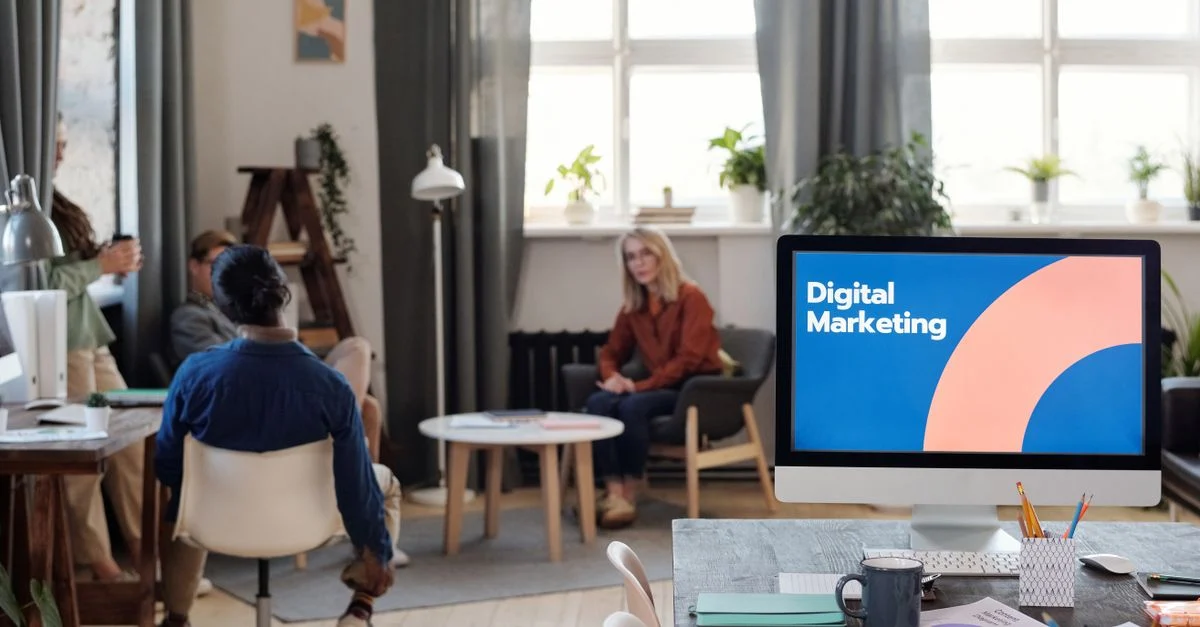 Uma equipe diversificada participa de uma reunião de marketing digital em um ambiente de escritório elegante. Contexto: CPC, CPM, CPA e ROAS: métricas de tráfego pago explicadas