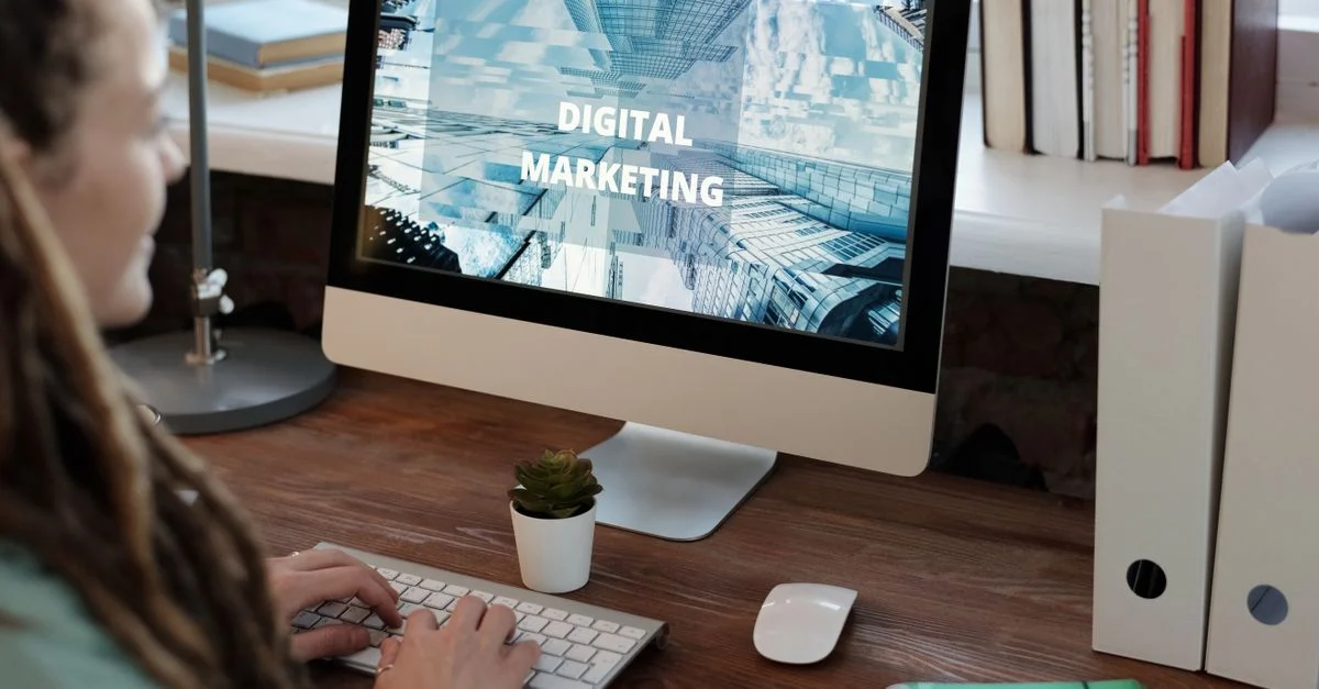 Close-up de uma mulher trabalhando em um projeto de marketing digital em um ambiente de escritório em casa. Contexto: Tráfego orgânico: o que é e como se difere do pago