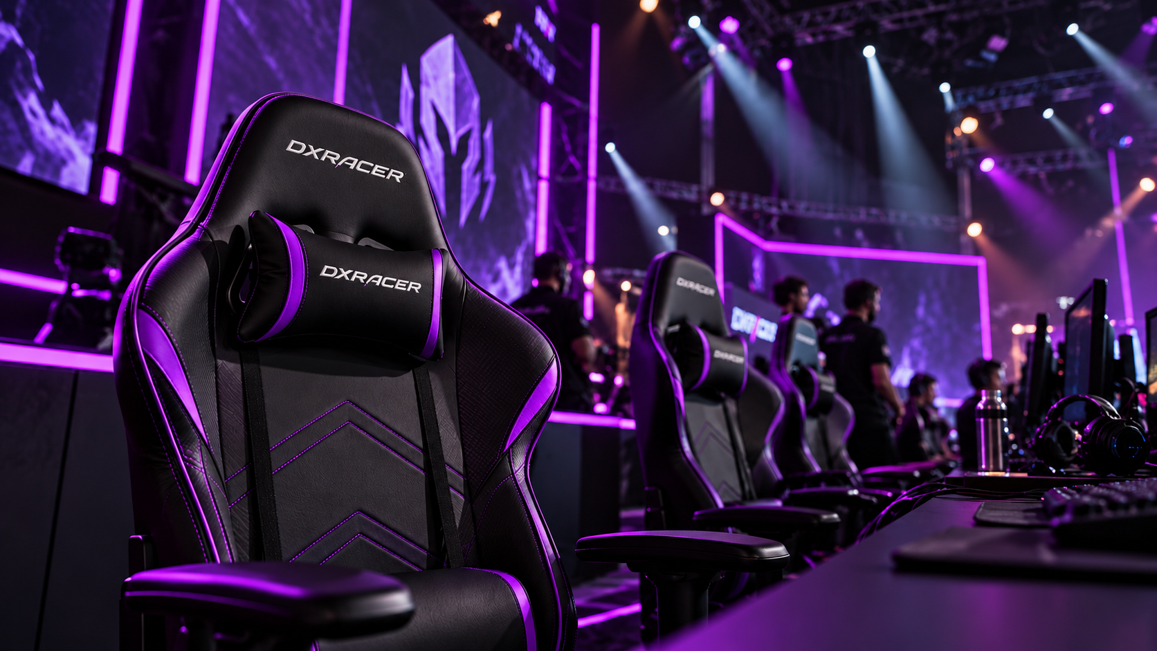Arena de esports com cadeiras DXRacer e iluminação roxa inspirada na identidade da Vivo Keyd