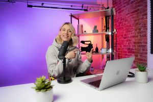 Creator produzindo conteúdo em estúdio para trabalhar com marcas e monetizar nas redes sociais