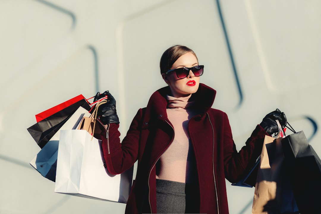 Pessoa fazendo compras durante a preparação de uma campanha de Black Friday