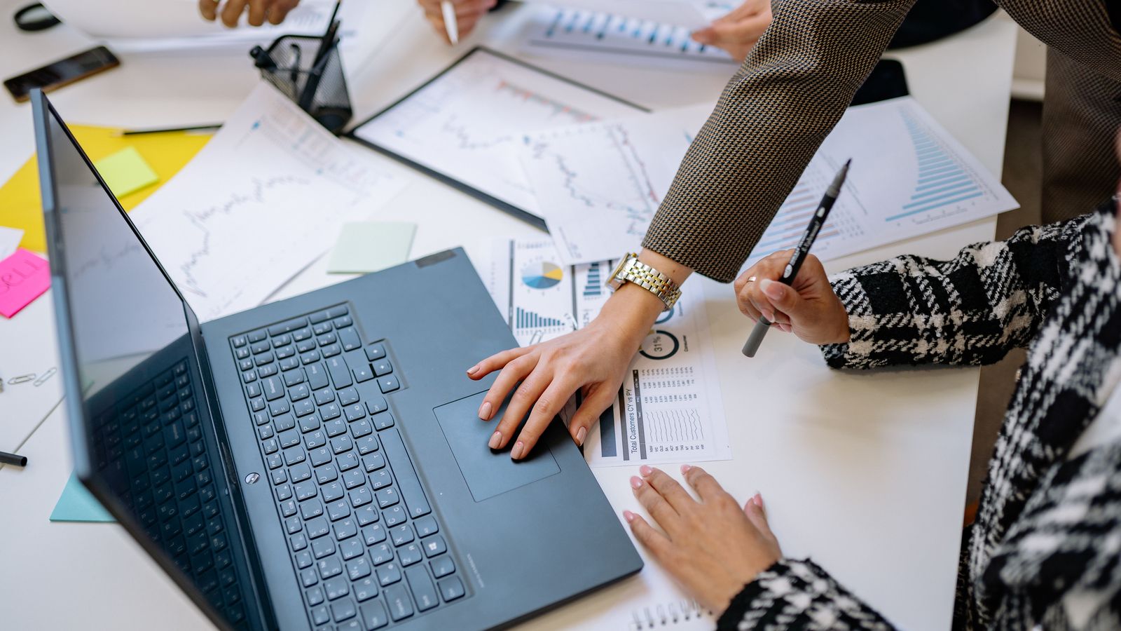 Equipe analisando dados de mídia e performance em uma reunião