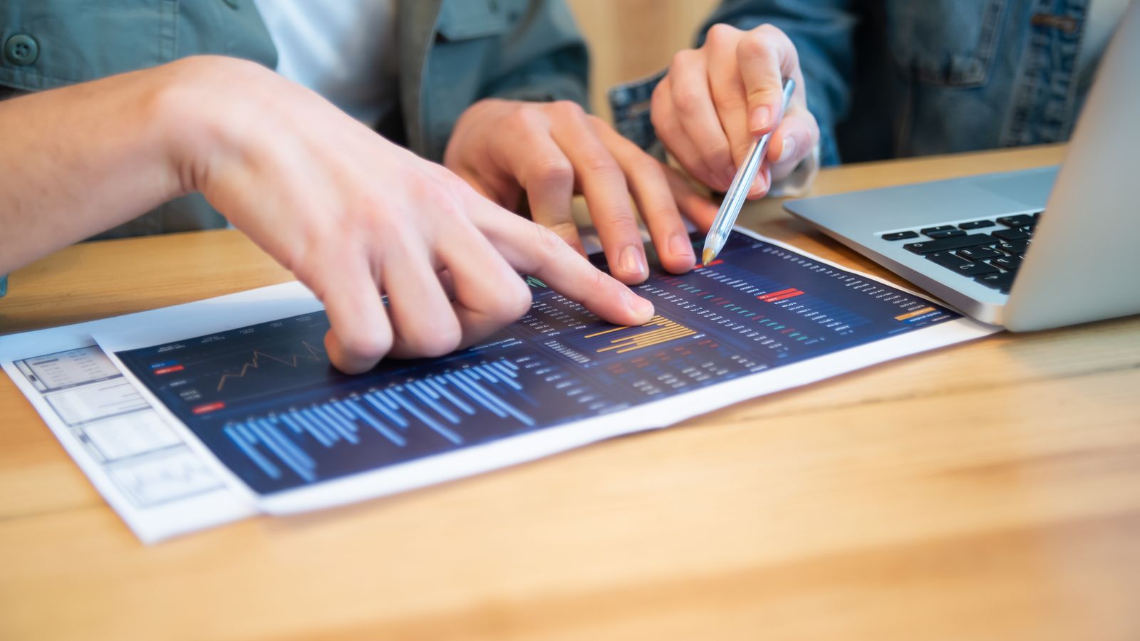 Equipe analisando dados e resultados de uma campanha de marketing de influência
