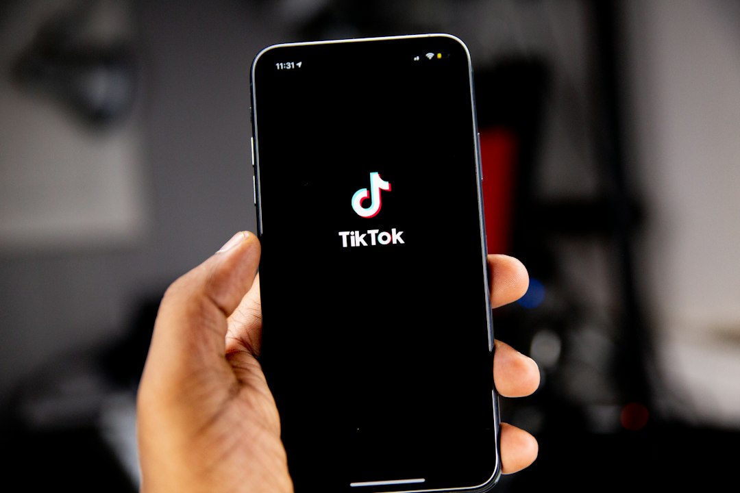 Pessoa usando TikTok no smartphone para ilustrar campanhas de TikTok Ads
