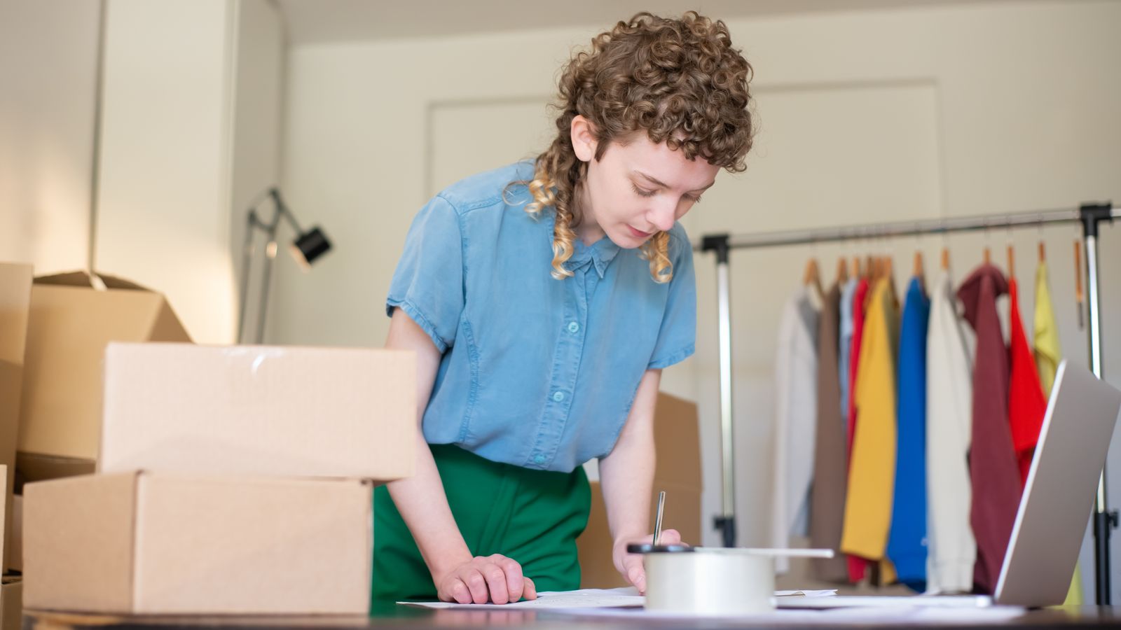 Operação de e-commerce com pedidos, caixas e notebook